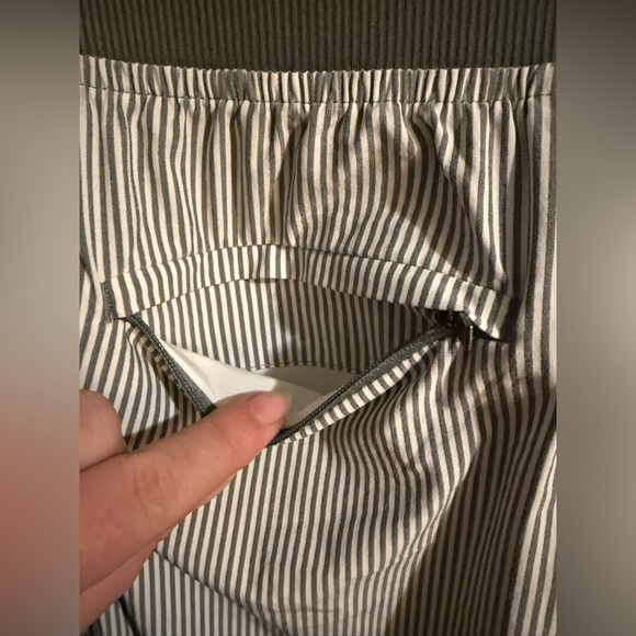 Athleta Brooklyn Textured Ankle Pant Size 6 vertical stripes white gray - Picture 9 of 14